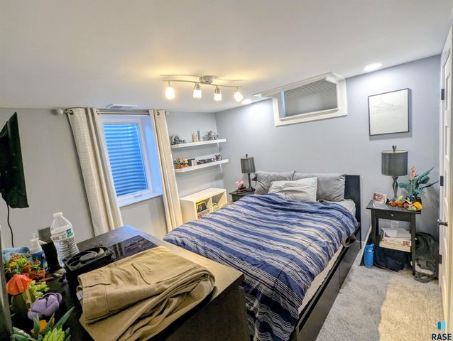 2405 S Lyndale Ave Avenue, Sioux Falls, SD 57105