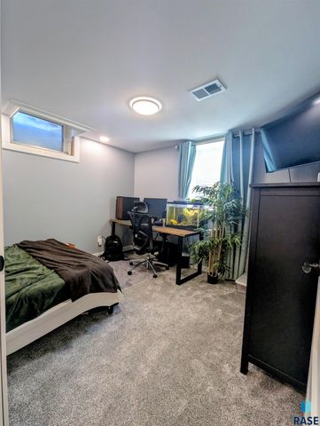 2405 S Lyndale Ave Avenue, Sioux Falls, SD 57105