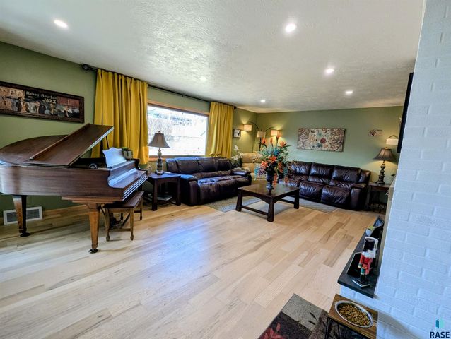 2405 S Lyndale Ave Avenue, Sioux Falls, SD 57105