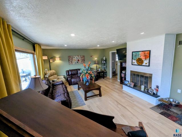 2405 S Lyndale Ave Avenue, Sioux Falls, SD 57105