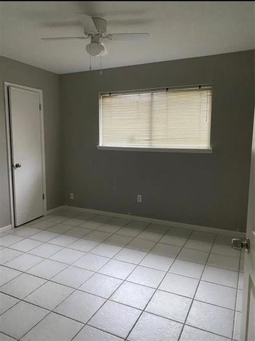 323 Edgeton Court, Houston, TX 77015