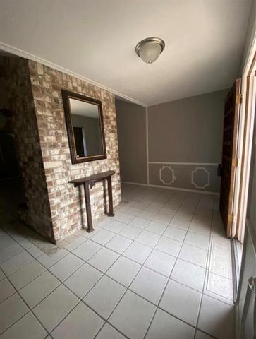 323 Edgeton Court, Houston, TX 77015