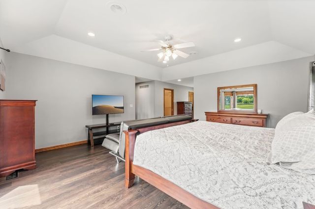 2400 Jennifer Lane, Shakopee, MN 55379