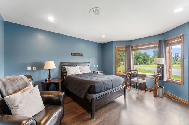 2400 Jennifer Lane, Shakopee, MN 55379