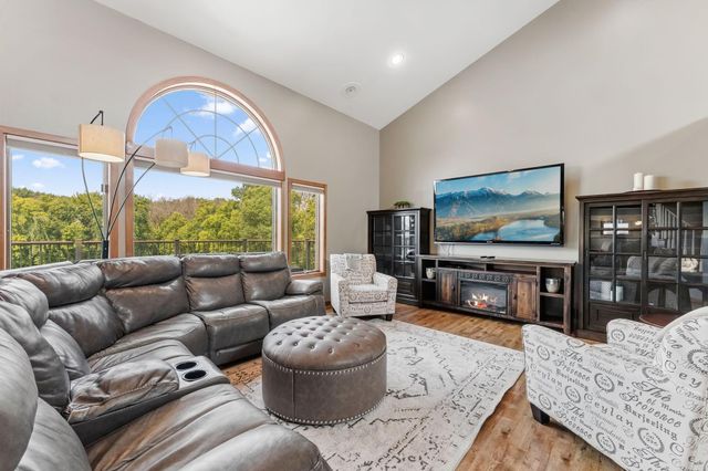 2400 Jennifer Lane, Shakopee, MN 55379