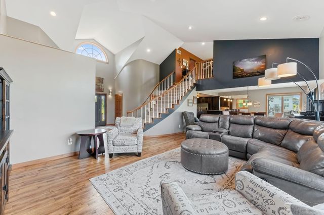 2400 Jennifer Lane, Shakopee, MN 55379
