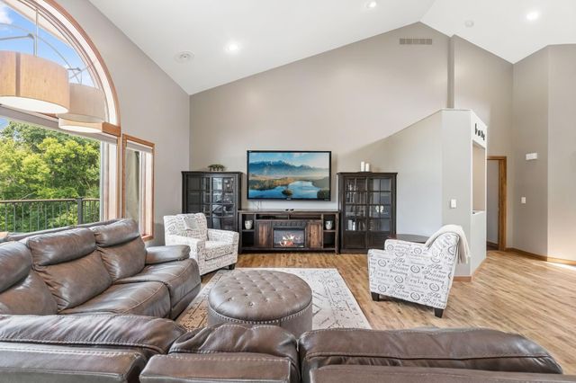 2400 Jennifer Lane, Shakopee, MN 55379
