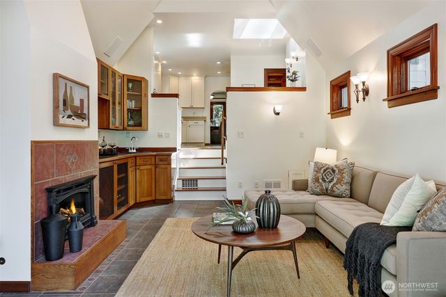 7515 Mary Avenue NW, Seattle, WA 98117