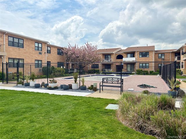 216 Westend Avenue 5B, Freeport, NY 11520