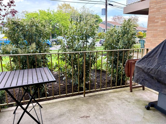 216 Westend Avenue 5B, Freeport, NY 11520