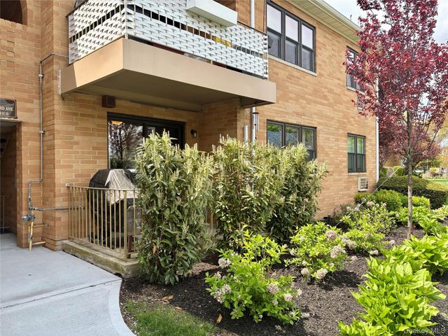 216 Westend Avenue 5B, Freeport, NY 11520