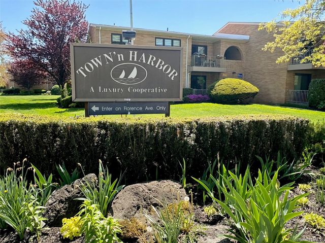 216 Westend Avenue 5B, Freeport, NY 11520