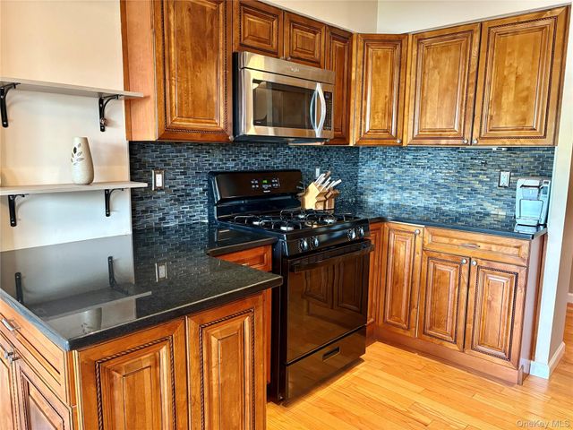 216 Westend Avenue 5B, Freeport, NY 11520
