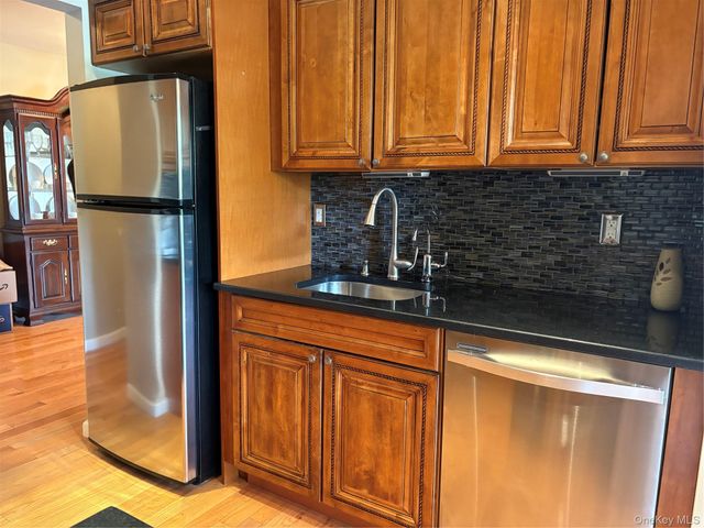 216 Westend Avenue 5B, Freeport, NY 11520