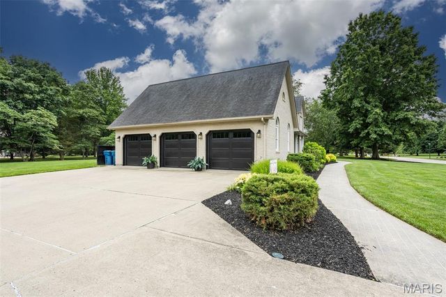 600 East Waters Edge Drive, Shiloh, IL 62221