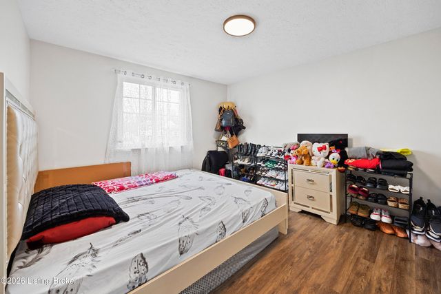 8412 Calm Ln, Louisville, KY 40219