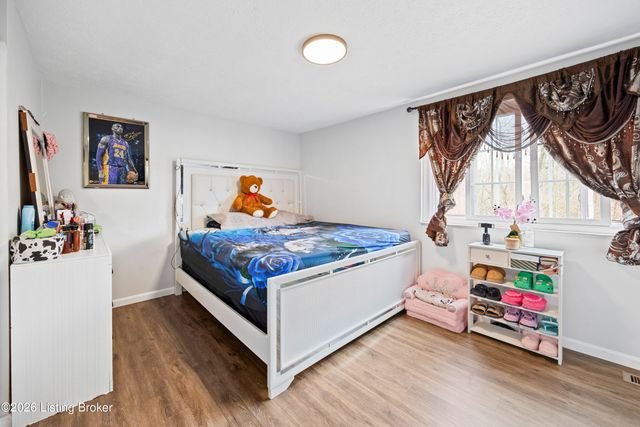 8412 Calm Ln, Louisville, KY 40219