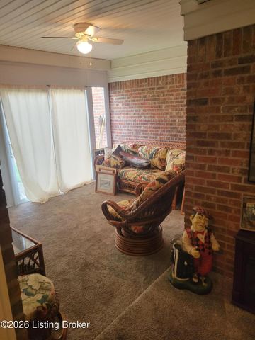 8553 Applegate Village Dr, Louisville, KY 40219