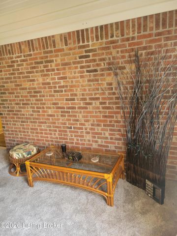 8553 Applegate Village Dr, Louisville, KY 40219