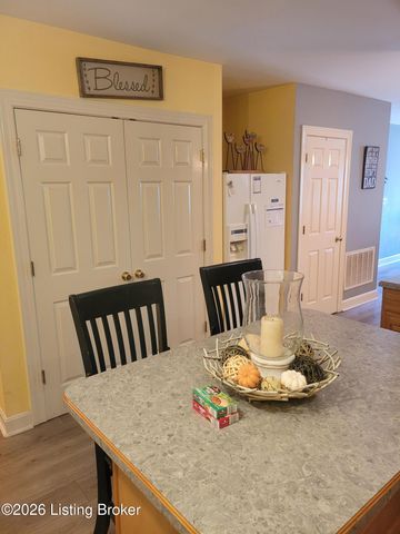 8553 Applegate Village Dr, Louisville, KY 40219