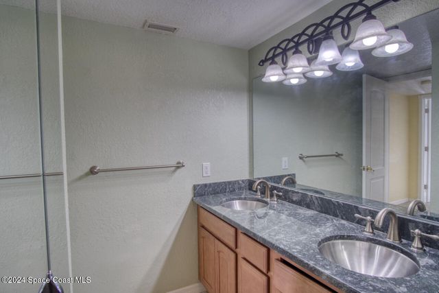 2014 Vista Oaks Circle NE, Palm Bay, FL 32905