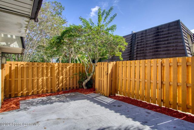 2014 Vista Oaks Circle NE, Palm Bay, FL 32905