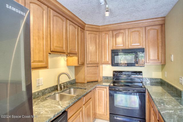 2014 Vista Oaks Circle NE, Palm Bay, FL 32905