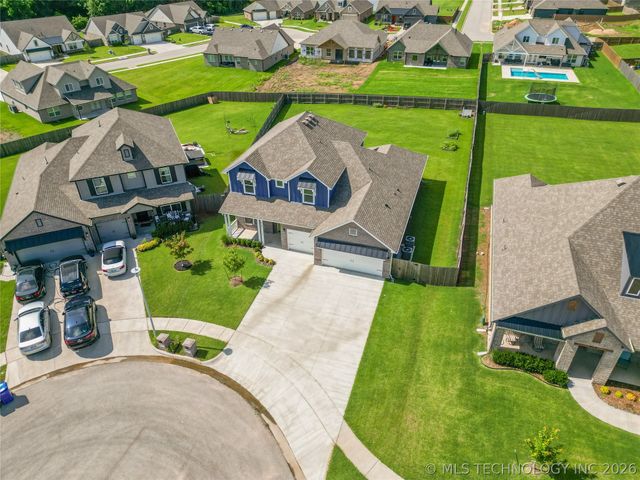 814 E Honolulu Place, Broken Arrow, OK 74012