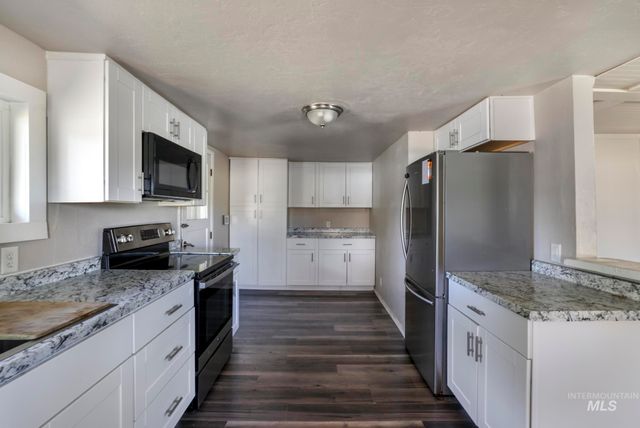 220 Maple Ave W, Hansen, ID 83334