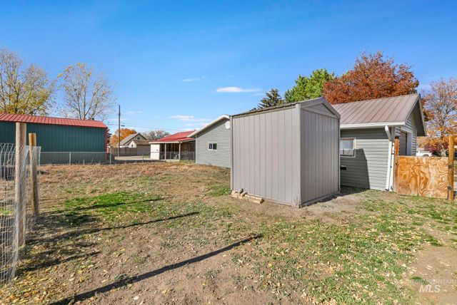 220 Maple Ave W, Hansen, ID 83334