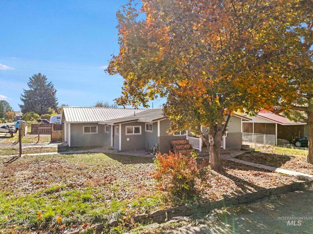 220 Maple Ave W, Hansen, ID 83334
