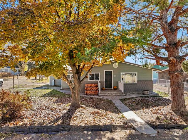 220 Maple Ave W, Hansen, ID 83334