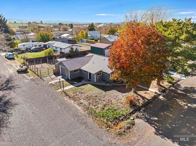 220 Maple Ave W, Hansen, ID 83334