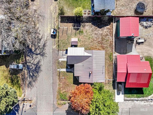 220 Maple Ave W, Hansen, ID 83334