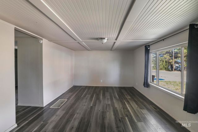 220 Maple Ave W, Hansen, ID 83334