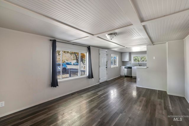 220 Maple Ave W, Hansen, ID 83334