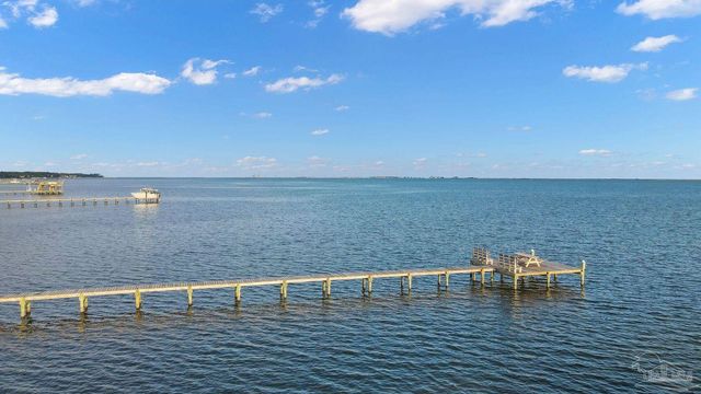 1841 E Smugglers Cove Dr, Gulf Breeze, FL 32563