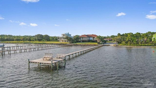 1841 E Smugglers Cove Dr, Gulf Breeze, FL 32563