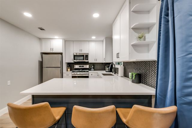 1103 W Russell Avenue, Carrollton, TX 75006