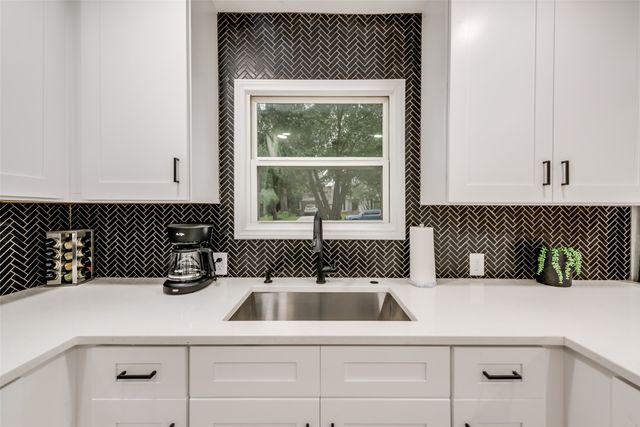 1103 W Russell Avenue, Carrollton, TX 75006