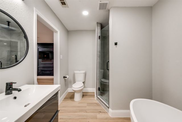 1103 W Russell Avenue, Carrollton, TX 75006