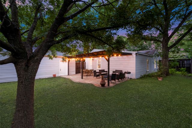 1103 W Russell Avenue, Carrollton, TX 75006