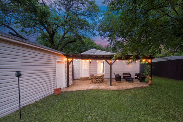 1103 W Russell Avenue, Carrollton, TX 75006