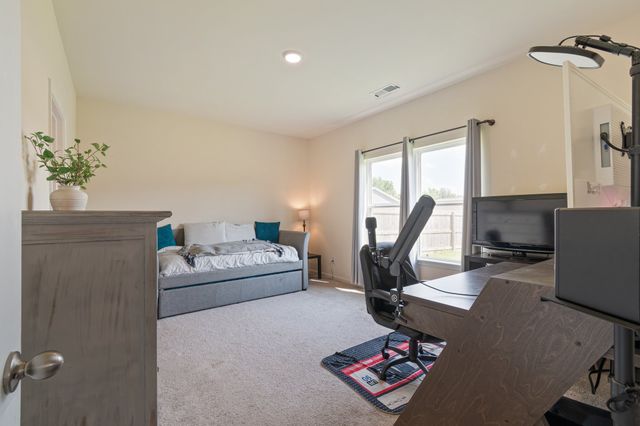 2555 Queen Bee Dr, Columbia, TN 38401