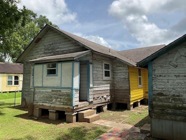 634 E Bernard Street, West Columbia, TX 77486