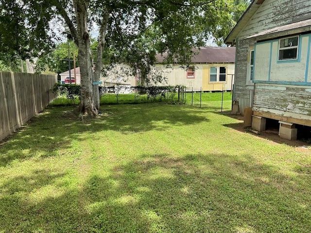 634 E Bernard Street, West Columbia, TX 77486