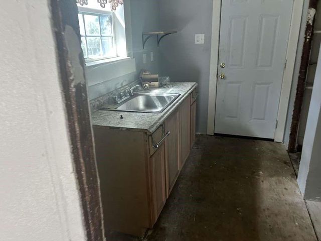 634 E Bernard Street, West Columbia, TX 77486