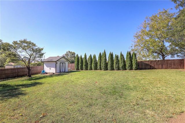 1521 Lexington Road, Pleasant Hill, MO 64080
