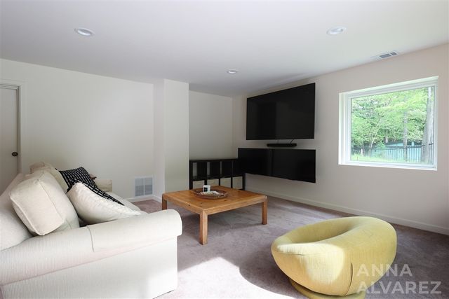 7130 Oakbrook Street, Grand Rapids, MI 49546