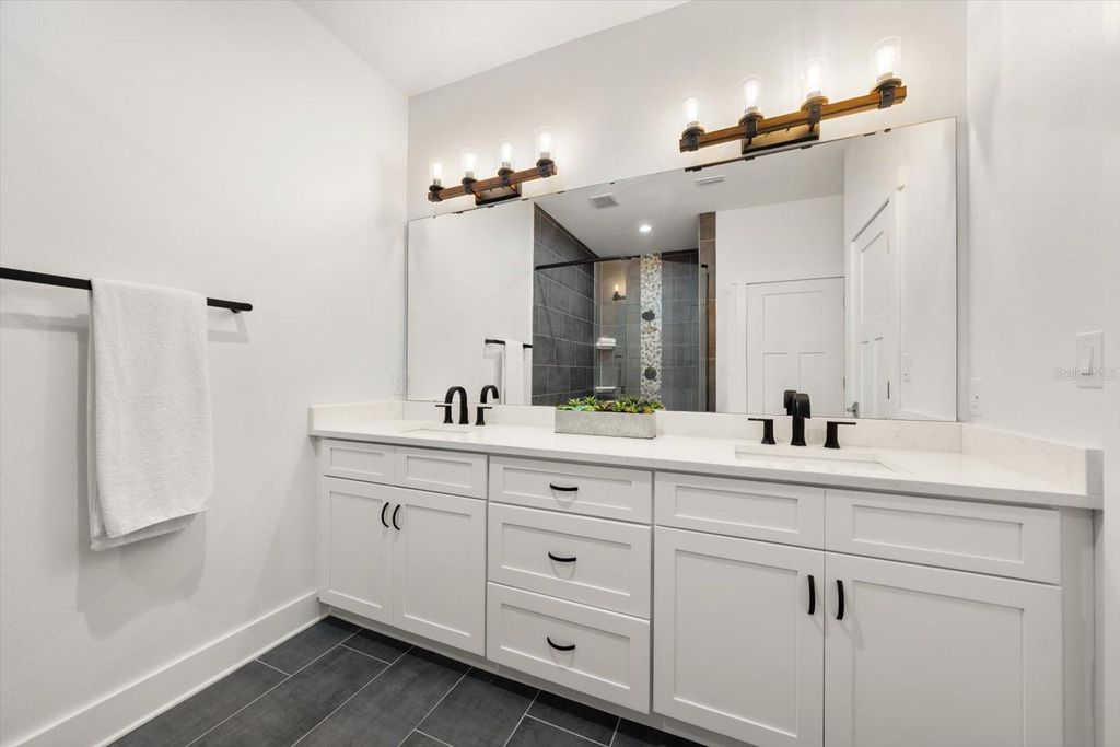 Image 14 of property listing at 1297 SAVONA DRIVE NE, St Petersburg, FL 33702